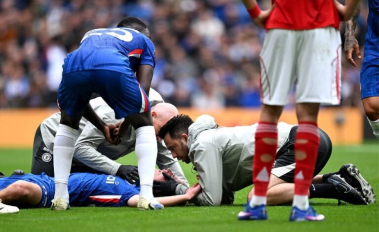 (VIDEO) TERRIBLE: Joven promesa del Chelsea sale en camilla con oxígeno ante Nottingham Forest