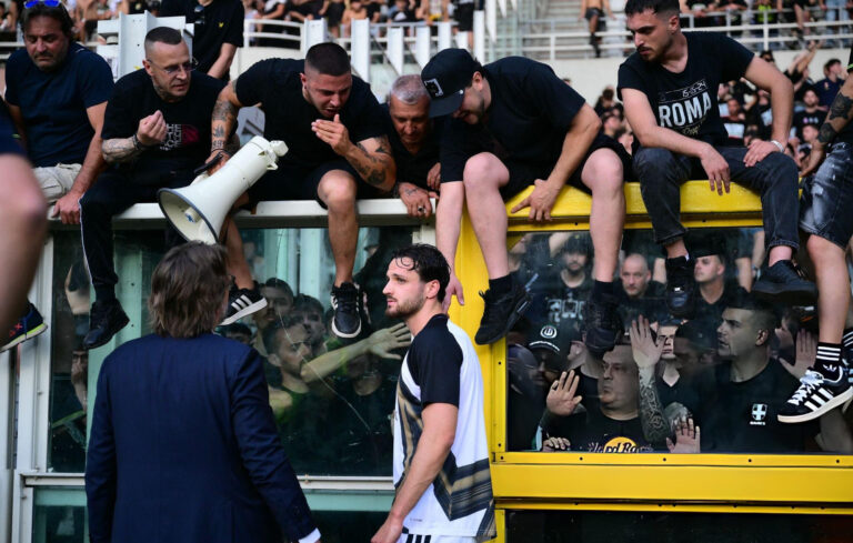 (VIDEO) Graves incidentes en las afueras del estadio dejan sin jugar el derbi de Turín