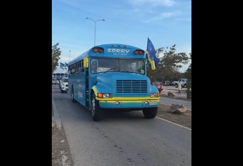 (VIDEO) OJO CON CURAZAO: Llegó en bus escolar y goleó previo