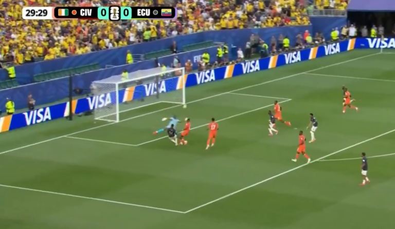 (VIDEO) ¡OTRO POSTE! Alan Minda estuvo a punto de marcar para La Tri