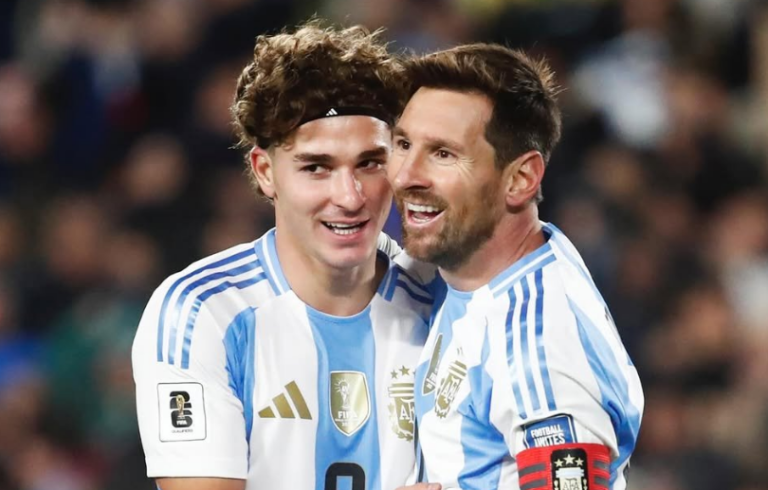 MESSI ENTRA EN ESCENA: Julián Álvarez le pregunta sobre Barcelona