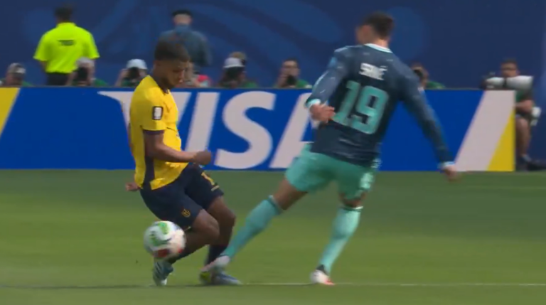 (VIDEO) El VAR salvó a Ecuador: Anuló un penal para Alemania por una falta previa sobre Vite