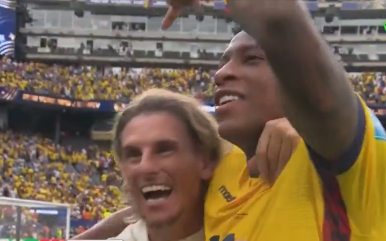 (VIDEO) El emotivo gesto de Gonzalo Plata con Beccacece tras la histórica victoria de Ecuador sobre Alemania