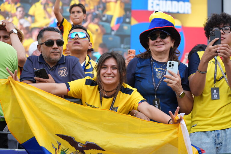 (VIDEO) ADVERTENCIA: Hinchas de Ecuador y el pedido de seguridad en su banderazo en CDMX