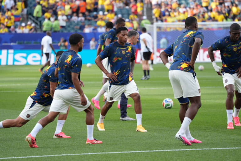 ¿Quién narra Ecuador vs Curazao esta noche? Opciones de audio para seguir el partido