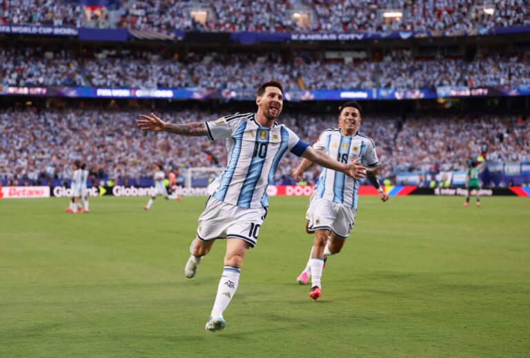 (VIDEO) ACTUACIÓN LEGENDARIA: Triplete de Messi y victoria de Argentina en el debut Mundialista