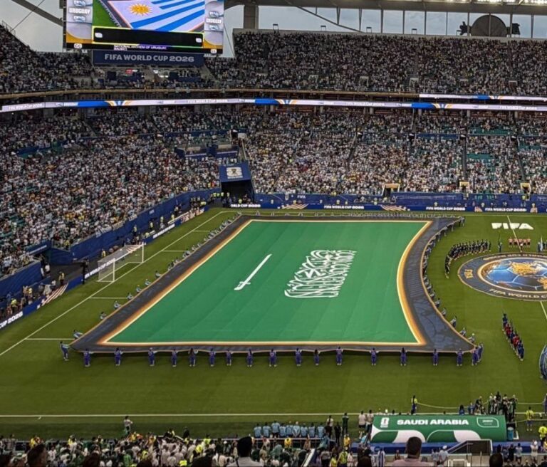 YA SE VIO ANTE URUGUAY: Arabia Saudita solicita a la FIFA que su bandera no toque el suelo