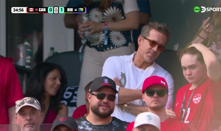 COMO UN HINCHA MÁS: Ryan Reynolds celebró el gol de Canadá en el Mundial