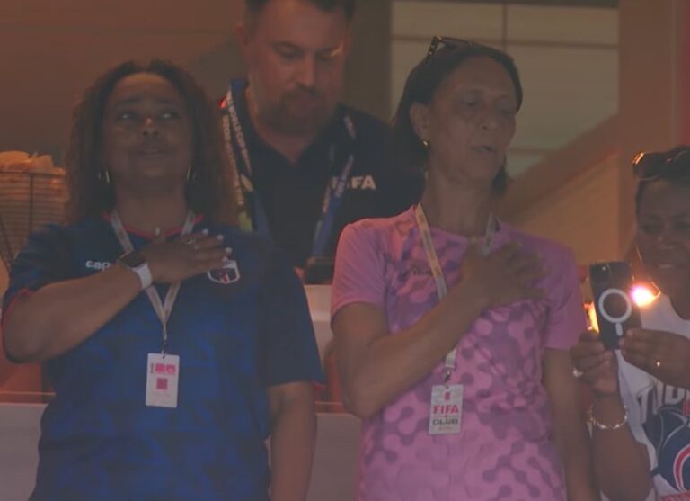 EN EL PALCO: Madre de Vozinha llegó a Estados Unidos para alentar a su hijo