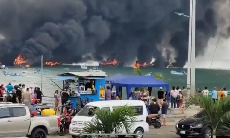 (VIDEO) 10 EMBARCACIONES: Incendio de gran magnitud afecta al Puerto de Manta