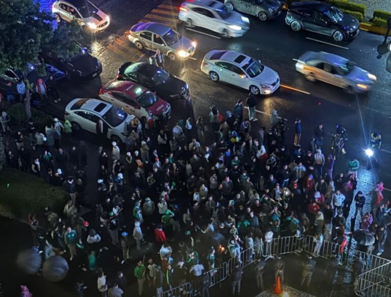 (VIDEO) Hinchas mexicanos arman fiesta ruidosa toda la noche frente al hotel de Ecuador