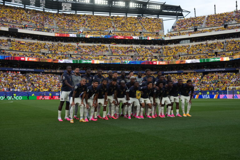 Más de 50.000 ecuatorianos tiñen de amarillo el estadio en el debut de la Tri