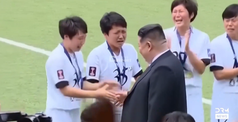 Kim Jong-Un recibe a campeonas de Corea del Norte entre fiesta y lágrimas