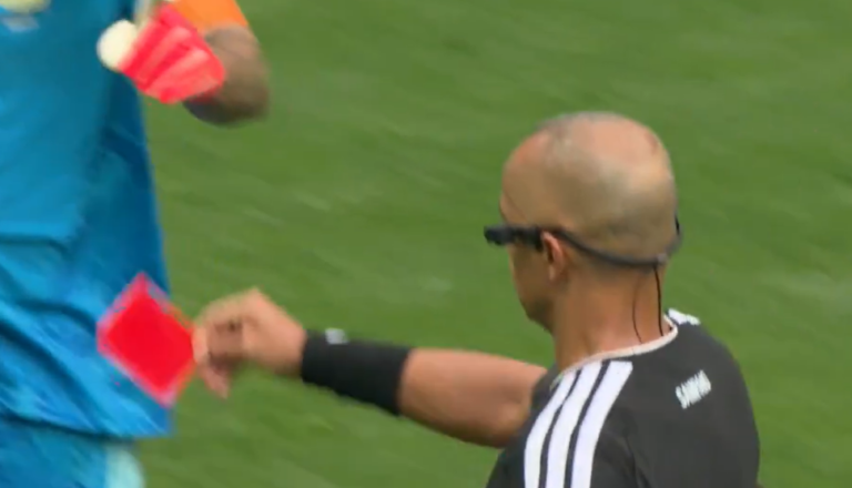 (VIDEO) EN EL PRIMER PARTIDO: Yaya Sithole se convierte en el primer expulsado del Mundial