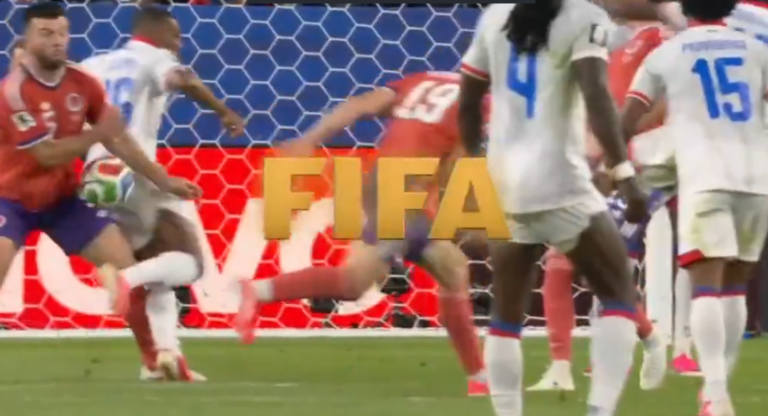 (VIDEO) POLÉMICA ARBITRAL: La mano no sancionada en el Escocia vs Haití