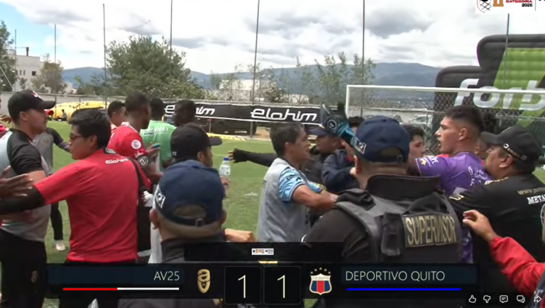 BATALLA CAMPAL: Duelo entre Deportivo Quito y AV 25 terminó a los puños