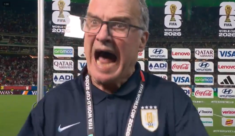 (VIDEO) A LOS GRITOS: Marcelo Bielsa y su reacción tras la eliminación de Uruguay