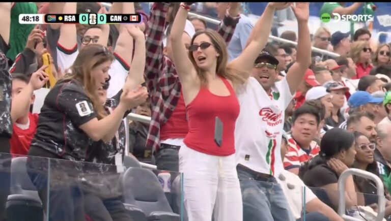 (VIDEO) La icónica reacción de una fanática canadiense tras dejar caer su celular durante la “ola”
