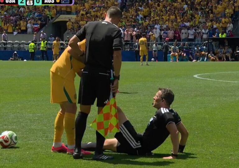 (VIDEO) Árbitro sufrió calambres en pleno Estados Unidos vs Australia pero logró terminar el partido
