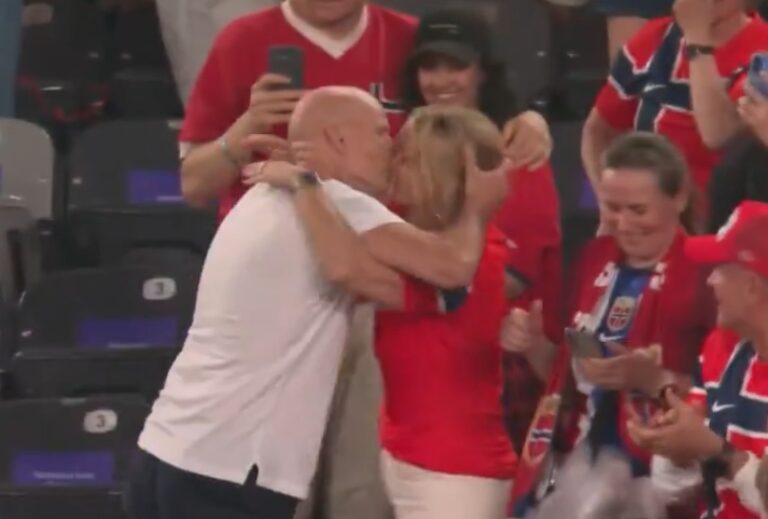(VIDEO) El emotivo festejo del DT de Noruega con su esposa se vuelve viral