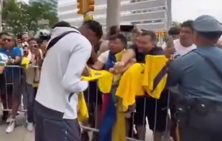 La Tri compartió con sus hinchas a la salida del hotel tras la gran victoria vs Alemania