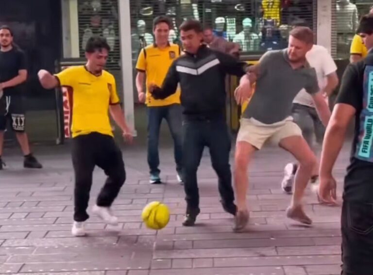 (VIDEO) Hinchas ecuatorianos pelotearon en pleno Times Square en Nueva York