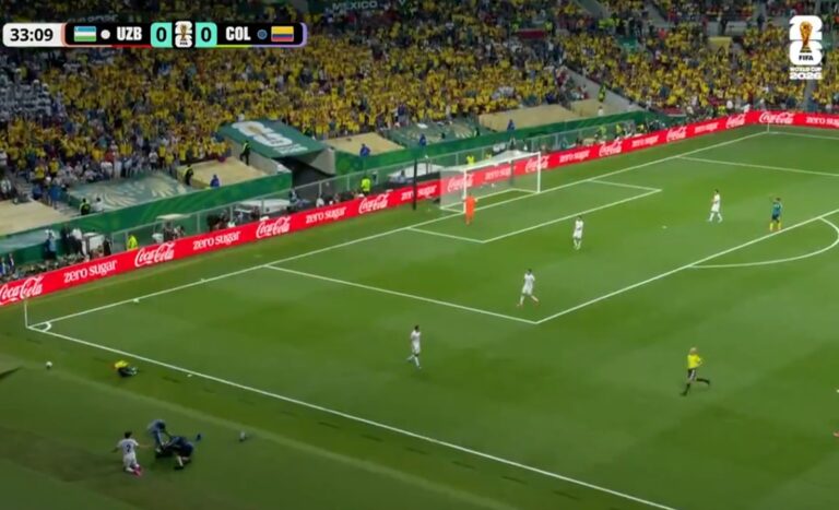 (VIDEO) Insólita escena en el Uzbekistán vs Colombia: Terminaron derribando a un camarógrafo