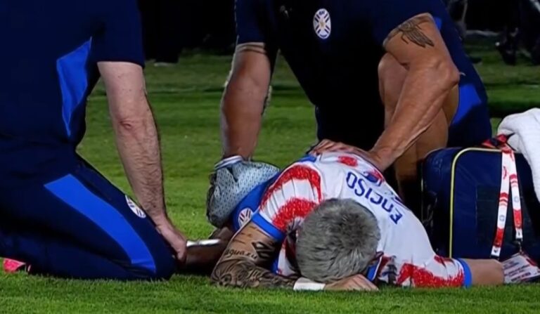 (VIDEO) Preocupación en Paraguay: Julio Enciso se retiró lesionado entre lágrimas