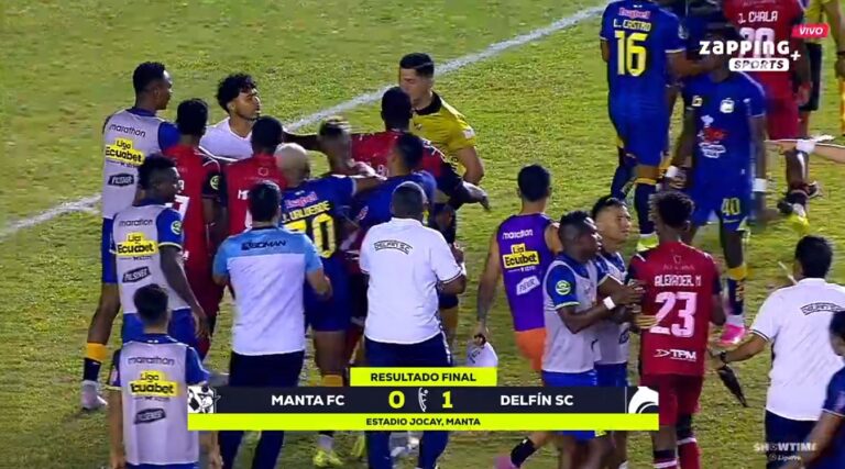 (VIDEO) FINAL CALIENTE: El Clásico Mantense terminó en incidentes en plena cancha