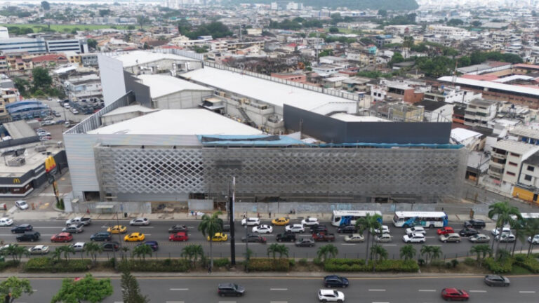 Reportan una persona apuñalada en el parqueadero de Supercines, en Guayaquil