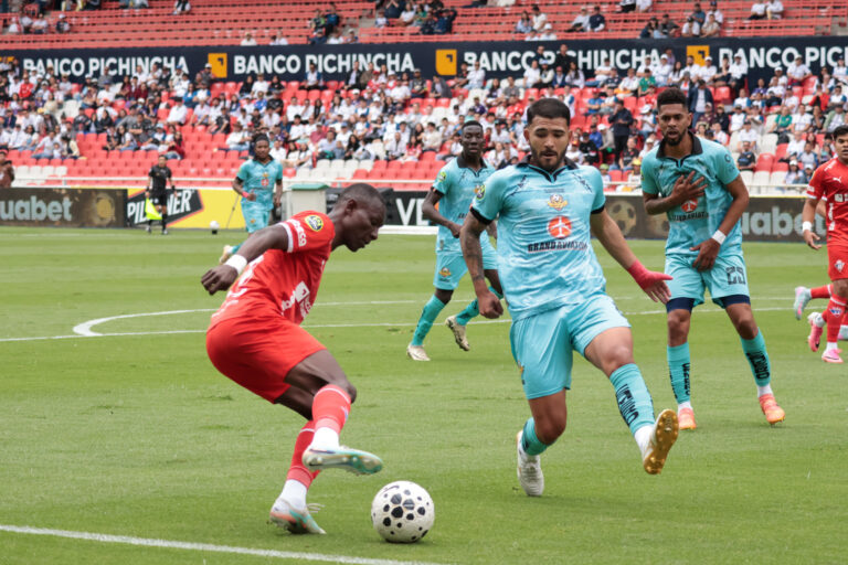 LDU no pudo con Libertad: empate sin goles en el Rodrigo Paz