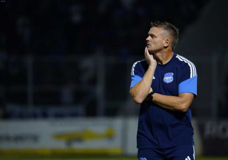 OFICIAL: Emelec confirmó la salida de Nasuti como director técnico