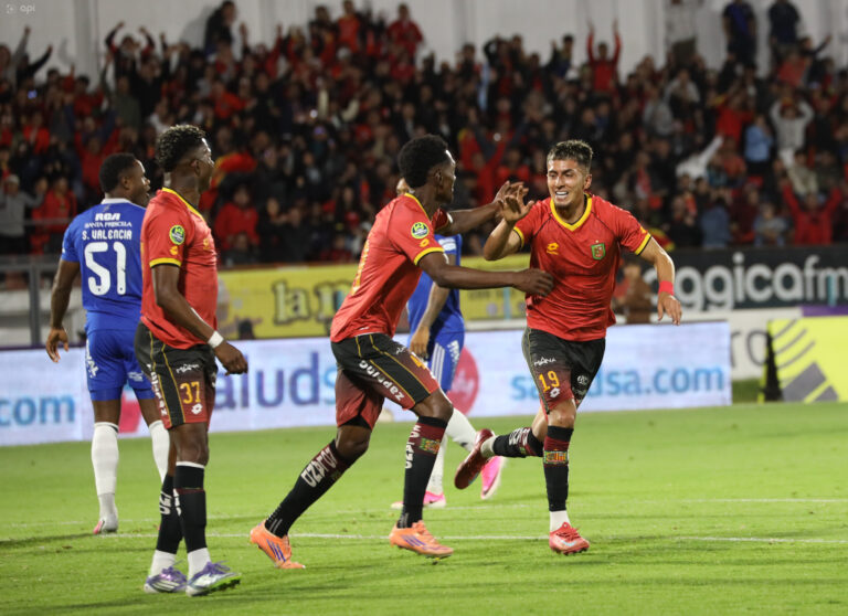 (VIDEO) EN UNA NOCHE DE GOLAZOS: Deportivo Cuenca volvió al triunfo ante Emelec
