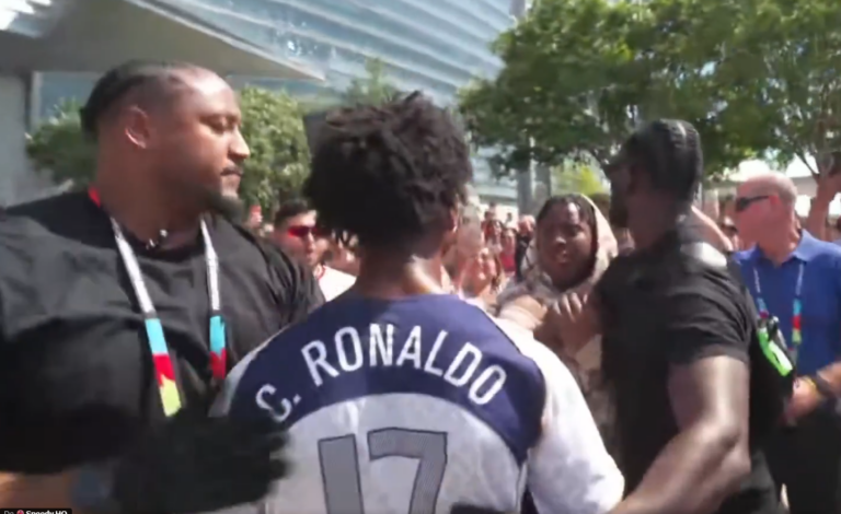 (VIDEO) Fuerte cruce de Speed con aficionados que le gritaron “Messi” tras la eliminación de Cristiano Ronaldo