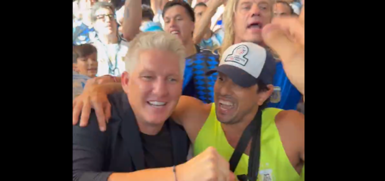 (VIDEO) Schweinsteiger celebró con los hinchas argentinos tras el pase a la final del Mundial