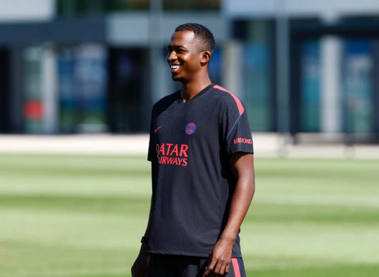 Willian Pacho volvió a los entrenamientos del PSG