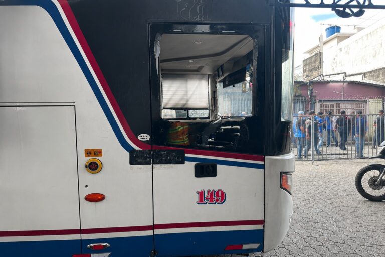 (VIDEO) HOSTIL RECIBIMIENTO: Bus de BSC fue atacado en el Capwell