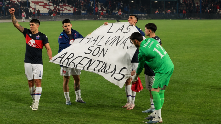 (VIDEO) “Las Malvinas son argentinas”: La bandera que mostró Tigre tras golear a Nacional