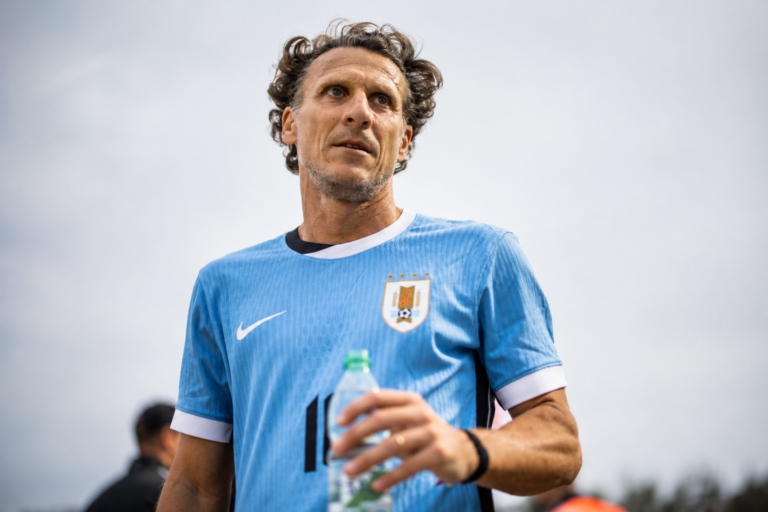 Diego Forlán fue presentado como el nuevo DT interino de Uruguay