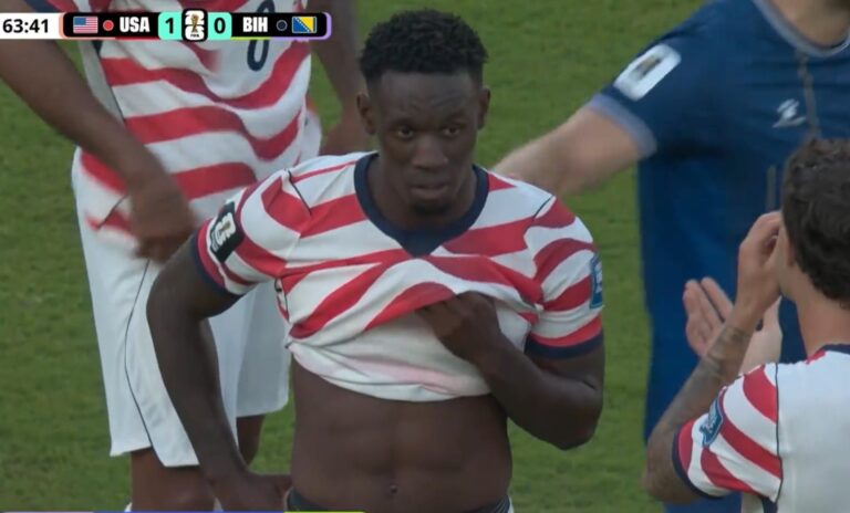 (VIDEO) DEL HÉROE AL DRAMA: Balogun fue expulsado y se pierde los octavos