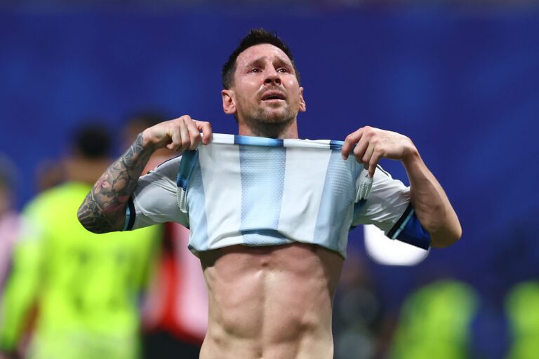 (VIDEO) MOMENTAZO EMOTIVO: La emoción de Messi tras la clasificación agónica de Argentina