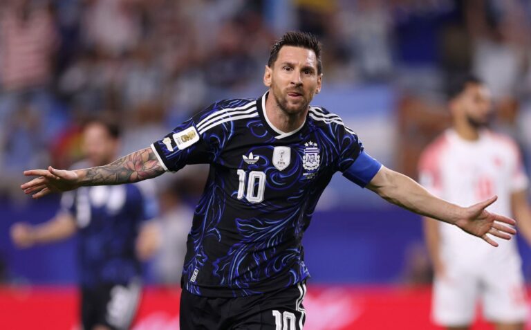 Messi le dedicó el triunfo ante Inglaterra a Maradona: “Que lo disfrute porque es un regalo para él”