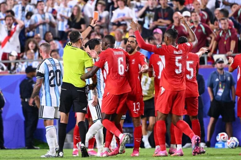 FIFA respalda actuación arbitral pese al pronunciamiento de la IFAB por el caso Embolo