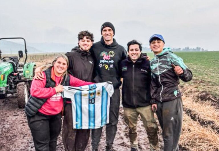 Dibu Martínez quedó atrapado en el barro durante su viaje a Argentina