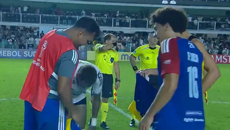 (VIDEO) DE TODO: Jugadores de la UCV le pidieron el short a Neymar en Brasil