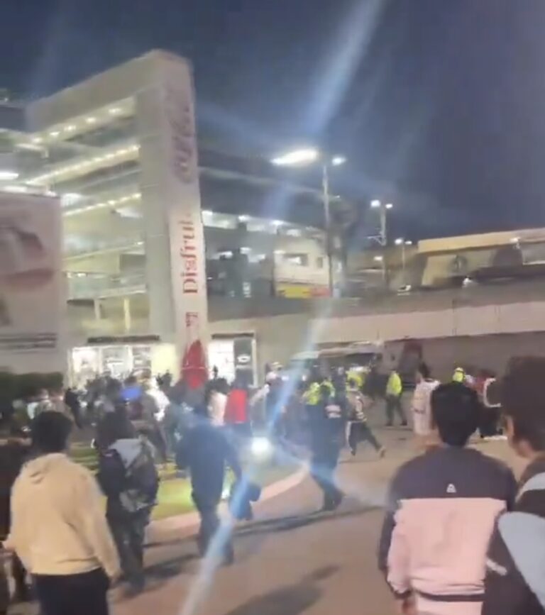 (VIDEO) PERDIERON LA PACIENCIA: Hinchas de LDU intentaron entrar a los camerinos