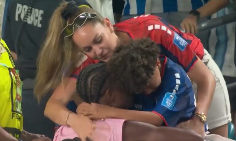 (VIDEO) El emotivo llanto de un jugador de Cabo Verde con su familia tras la eliminación vs Argentina