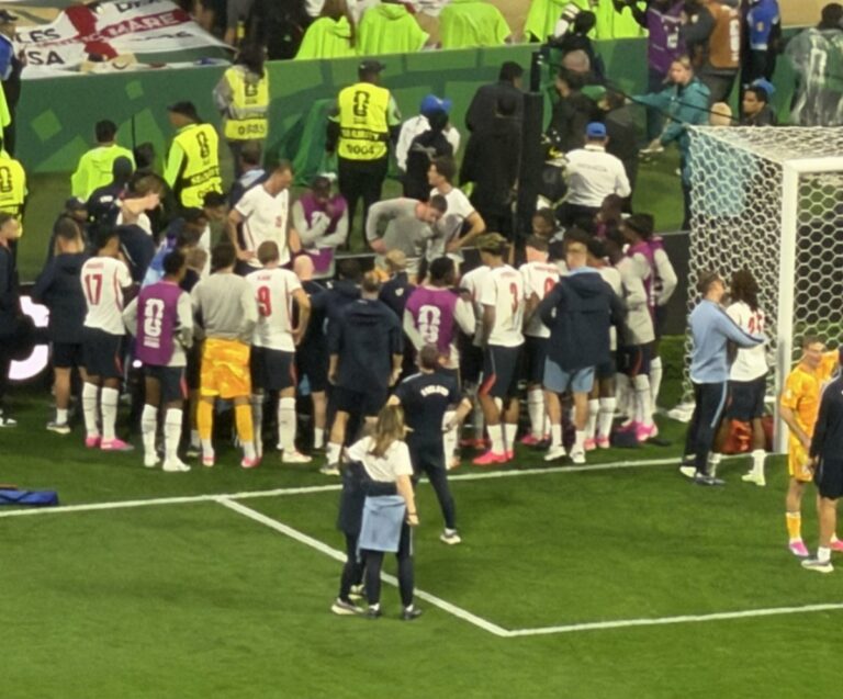 (VIDEO) Jordan Henderson se LESIONÓ luego de saltar los carteles de publicidad