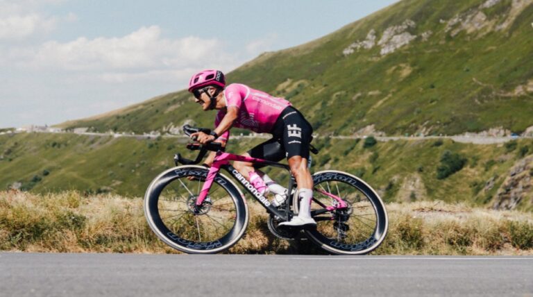 Richard Carapaz recibió el Premio a la Combatividad en la décima etapa del Tour de Francia