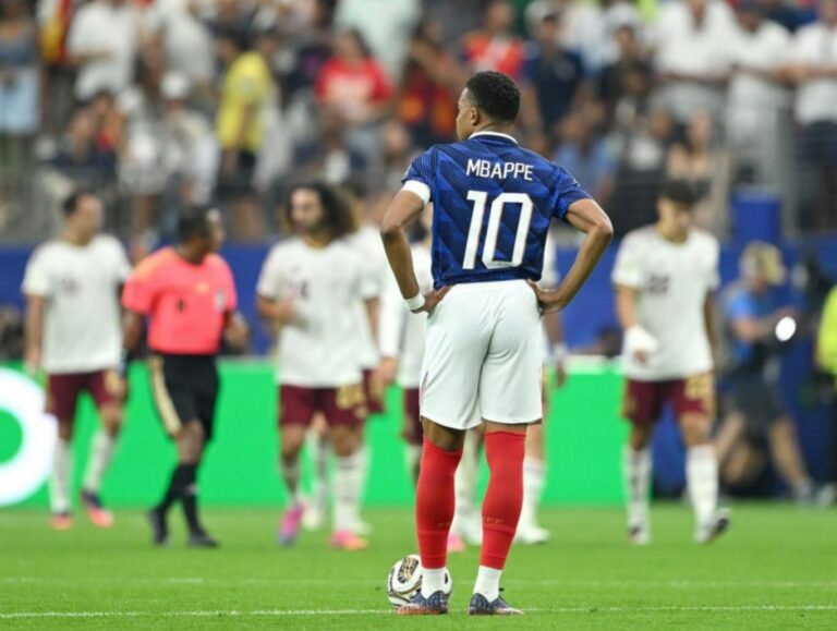 (VIDEO) El llanto silencioso de Mbappé tras la eliminación de Francia ante España
